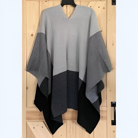New: OS Women's Oversized Gray & Black Plaid Ruana Sweater - Picture 2 of 2